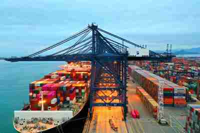 航拍深圳盐田集装箱港 密密麻麻，蔚为壮观